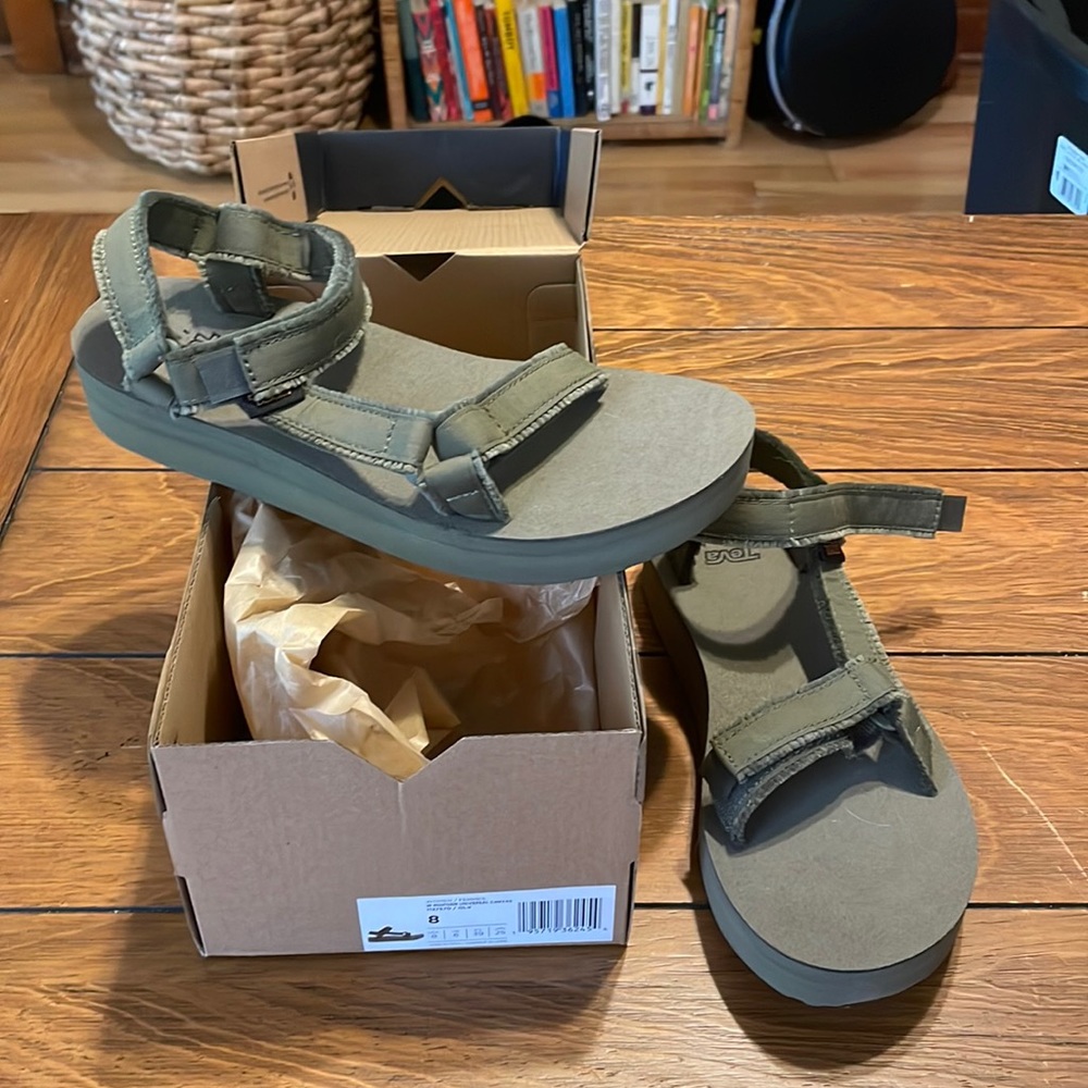 Brand new Tevas midform canvas